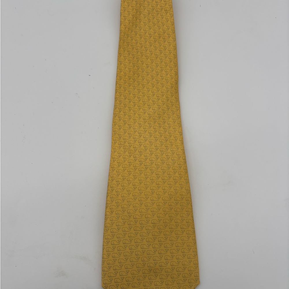 Vineyard vines Martha’s Vineyard 100% silk yellow all over whale print